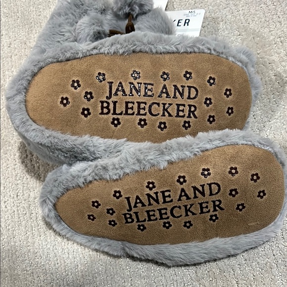 Jane and Bleecker Faux Fir Gray Cozy Slipper Socks - Picture 2 of 5